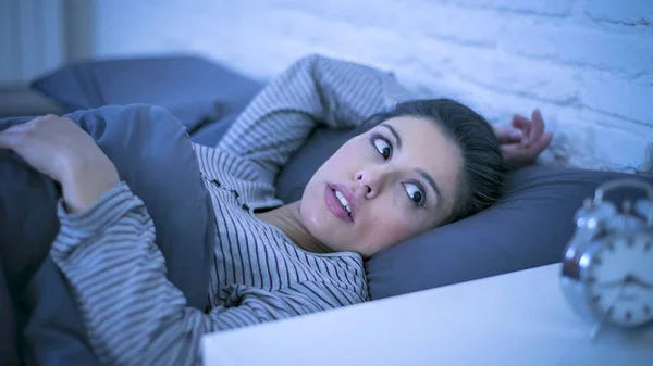 Wanita muda yang sedih dan khawatir menderita insomnia dan gangguan tidur tidak bisa tidur larut malam berbaring di tempat tidur terjaga — Stok Foto