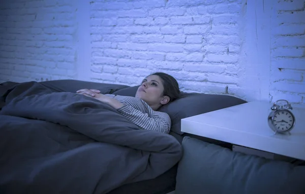 Mooie triest en ongerust Latijns jongedame slapeloosheid lijden en slapen stoornis probleem kunnen slapen laat 's nachts liggend op bed wakker — Stockfoto