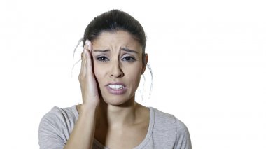 baş portresi genç çekici ve güzel beyaz arka plan üzerinde ağrı ve stresli ve negatif duygu depresyon acı latin kadın izole üzücü 