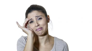baş portresi genç çekici ve güzel beyaz arka plan üzerinde ağrı ve stresli ve negatif duygu depresyon acı latin kadın izole üzücü 
