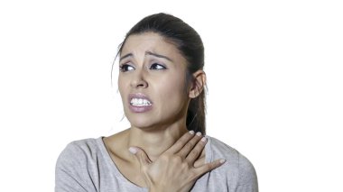 baş portresi genç çekici ve güzel beyaz arka plan üzerinde ağrı ve stresli ve negatif duygu depresyon acı latin kadın izole üzücü 