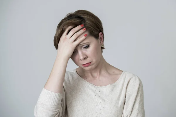 Νέοι όμορφη και θλιμμένη κόκκινα μαλλιά γυναίκα ψάχνει ανησυχούν και κατάθλιψη κλάμα και να υποφέρουν τον πόνο πονοκέφαλο και την ημικρανία και κατάθλιψη — Φωτογραφία Αρχείου