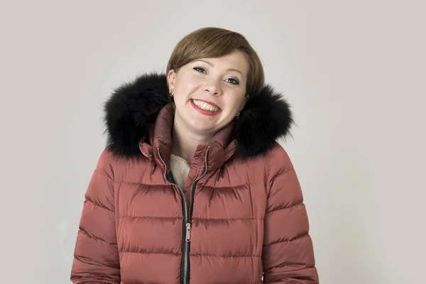 Muda menarik dan bahagia rambut merah Kaukasia wanita berusia 20-an — Stok Foto