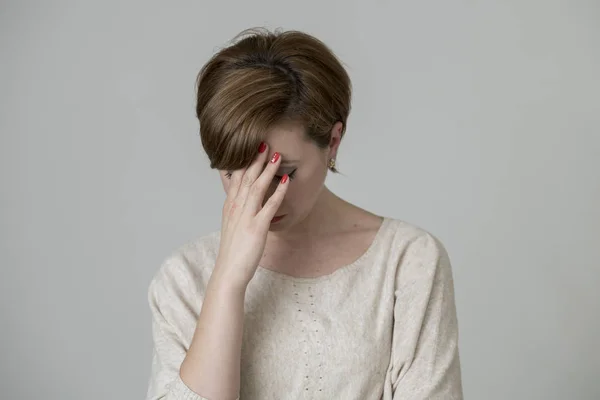 Genç güzel ve hüzünlü Kızıl saçlı kadın arıyor ve endişeli ağlıyor ve baş ağrısı ve migren ağrısı ve depresyon acı depresif — Stok fotoğraf