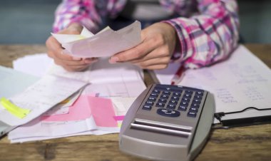 eller meçhul anonim kadın banka evrak faturaları ve finansal belgeler aylık giderleri ve borç hesap makinesi ile hesaplanması ile çalışma
