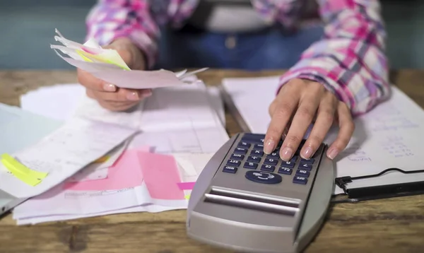 Manos anónimas sin rostro trabajando con facturas de papeleo bancario y documentos financieros calculando los gastos mensuales y la deuda con la calculadora —  Fotos de Stock