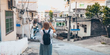 Yaşlı Asya 'lı gezgin olgun kadın turist Sanya' da gezintiye çıktı. Asya boyunca seyahat, aktif yaşam tarzı konsepti. Hainan 'ı keşfetmek, Çin