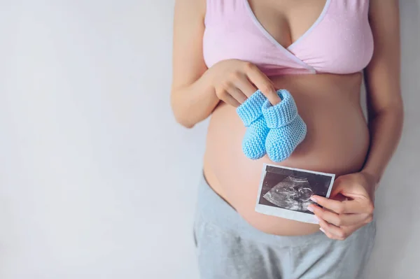 Geïsoleerd Portret Van Onherkenbare Zwangere Vrouw Met Blauwe Haak Baby — Stockfoto