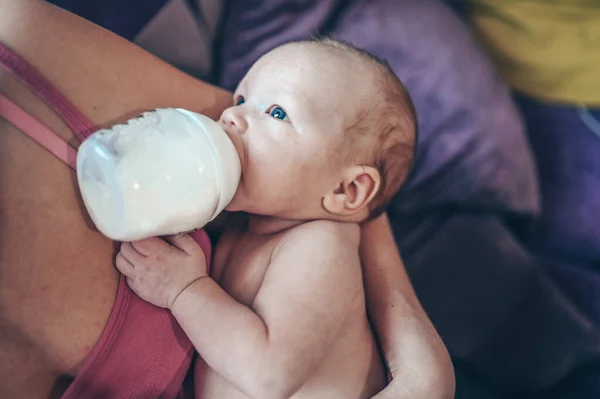 Close Retrato Mãe Não Reconhecida Segurando Alimentando Seu Bebê Com — Fotografia de Stock