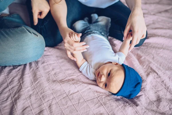 Tutup Potret Orang Tua Bahagia Yang Menggendong Bayi Mereka Keluarga — Stok Foto