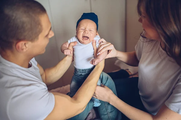 Close Retrato Pais Felizes Segurando Seu Bebê Chorando Jovem Família — Fotografia de Stock