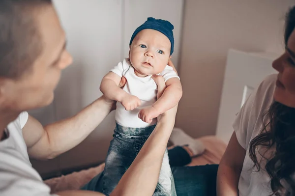 Retrato Perto Pais Felizes Segurando Seu Bebê Jovem Família Feliz — Fotografia de Stock