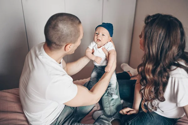 Tutup Potret Orang Tua Bahagia Yang Menggendong Bayi Mereka Keluarga — Stok Foto