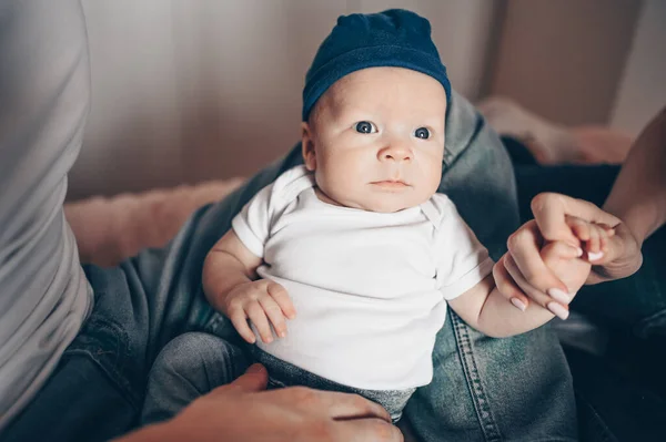 Tutup Potret Orang Tua Bahagia Yang Menggendong Bayi Mereka Keluarga — Stok Foto