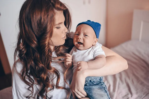 Close Retrato Feliz Jovem Mãe Segurando Seu Bebê Chorando Jeans — Fotografia de Stock