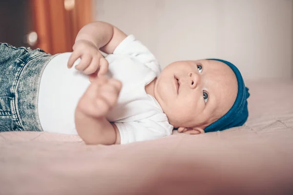 Piccolo Bambino Carino Sdraiato Una Coperta Rosa Camera Letto Neonato — Foto Stock