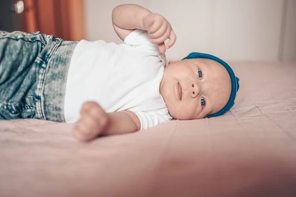 Yatak Odasında Pembe Battaniyeye Uzanmış Şirin Bir Oğlan Çocuğu Yeni — Stok fotoğraf