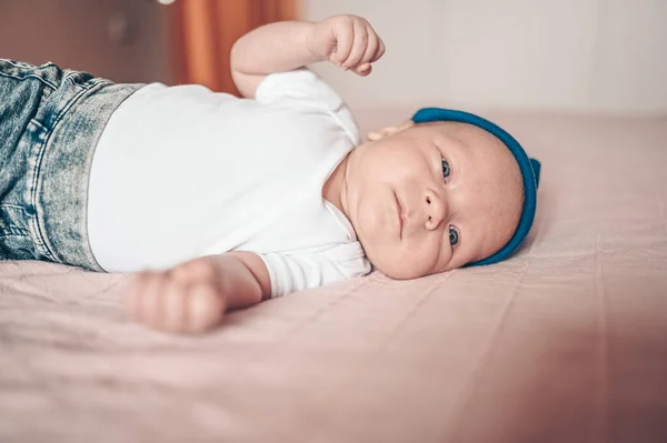 Netter Kleiner Junge Der Auf Einer Rosa Decke Schlafzimmer Liegt — Stockfoto