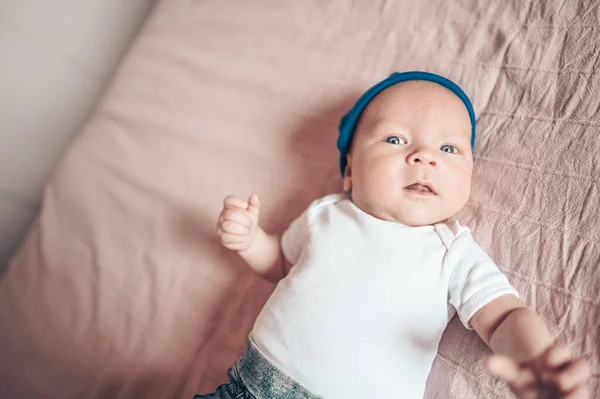 Yatak Odasında Pembe Battaniyeye Uzanmış Şirin Bir Oğlan Çocuğu Yeni — Stok fotoğraf