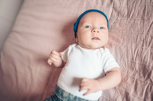 Yatak Odasında Pembe Battaniyeye Uzanmış Şirin Bir Oğlan Çocuğu Yeni — Stok fotoğraf