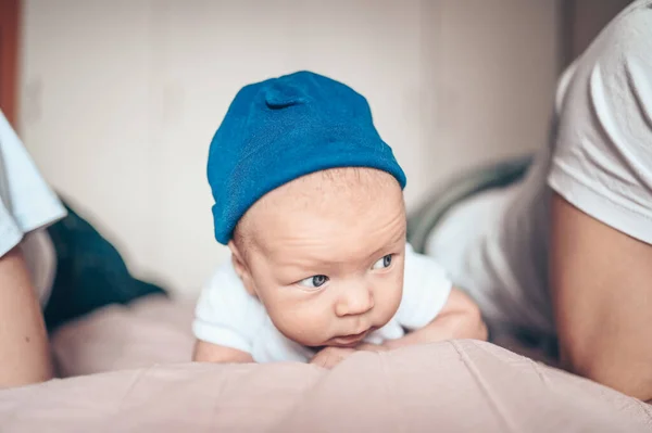 침대에 분홍색 담요를 귀여운 태어났어 아기는 침대에서 있는다 파란색 파란색 — 스톡 사진