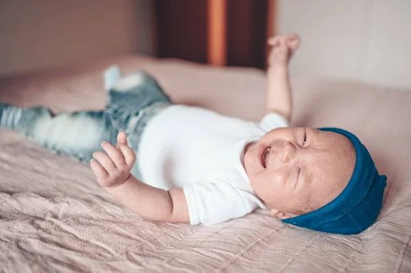 Netter Weinender Kleiner Junge Der Auf Einer Rosa Decke Schlafzimmer — Stockfoto