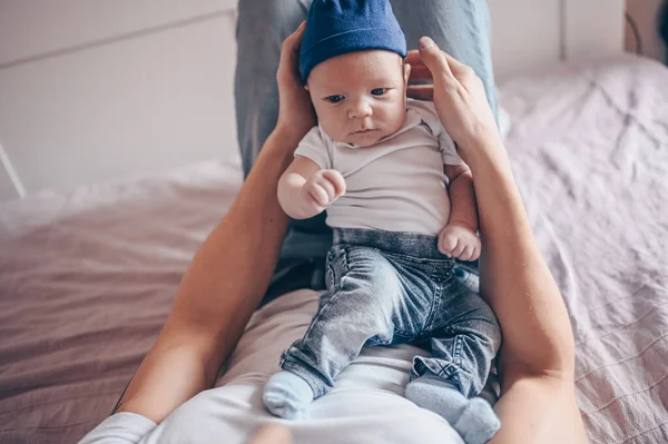 Close Retrato Feliz Jovem Pai Pai Segurando Seu Bebê Jeans — Fotografia de Stock