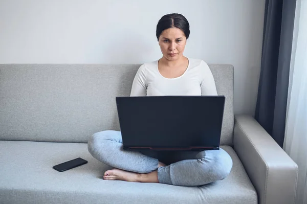 Jonge Europese Freelance Vrouw Die Werkt Een Laptop Telefoon Een — Stockfoto