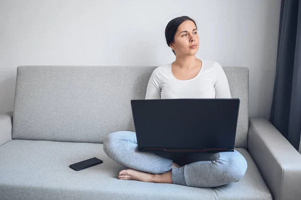 Wanita Freelance Eropa Muda Bekerja Pada Laptop Dan Telepon Sofa — Stok Foto