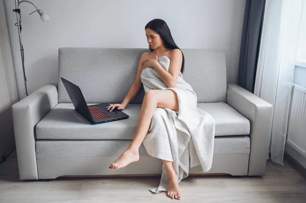Wanita Cantik Menggunakan Laptop Membuat Panggilan Video Bekerja Secara Online — Stok Foto