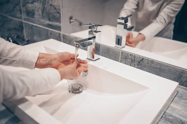 Lavar Mãos Sabão Líquido Sabão Esfregando Pulsos Handwash Passo Mulher — Fotografia de Stock