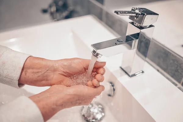 Χέρι Πλύσιμο Σαπουνιών Υγρό Σαπούνι Τρίψιμο Καρπών Πλύσιμο Στο Χέρι — Φωτογραφία Αρχείου