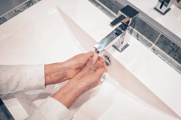 Lavar Mãos Sabão Líquido Sabão Esfregando Pulsos Handwash Passo Mulher — Fotografia de Stock