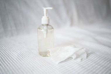 Tıbbi alkol dezenfekte edici el jeli görüntüsünü kapatın. Beyaz arka planda hijyen koruma koronası virüsü veya antibakteriyel için. Metin modeli için boş yer. COVID19 kavramını durdur