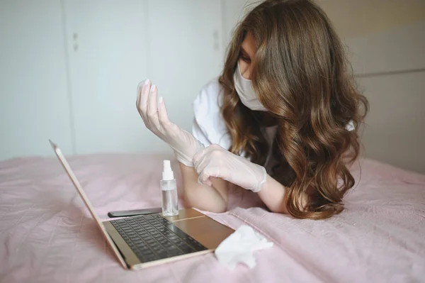 Mujer Enferma Con Mascarilla Protectora Facial Con Computadora Portátil Desinfectante — Foto de Stock