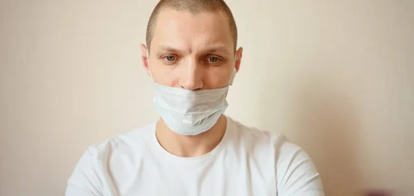 Young European Man Face Protective Medicine Mask Working Laptop Coronavirus — Stock Photo, Image