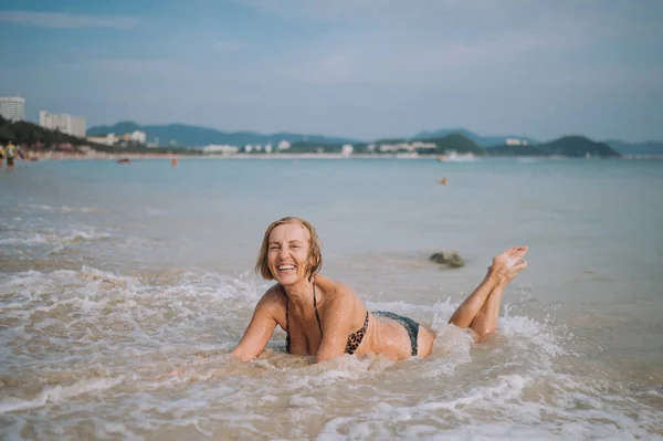 Happy Tersenyum Gembira Tua Perempuan Tua Wisatawan Bermain Air Dan — Stok Foto