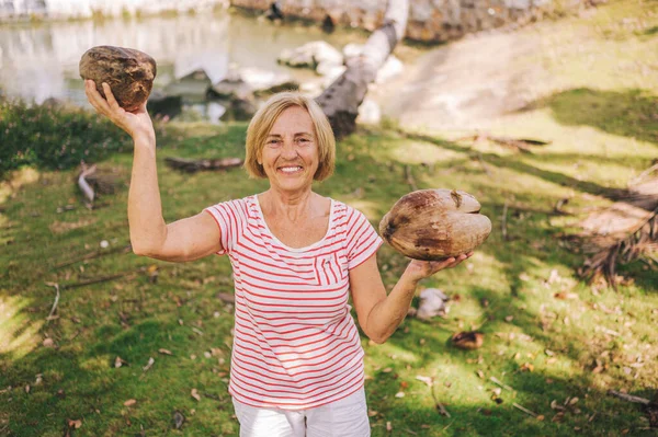 Senior Eropa Lansia Bepergian Aktif Tersenyum Wanita Wisatawan Berjalan Menikmati — Stok Foto