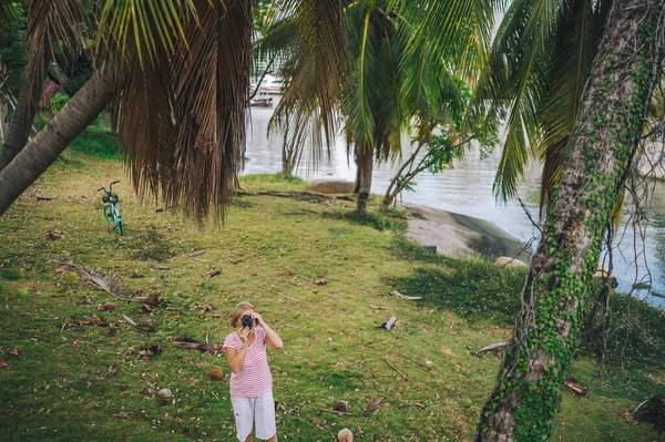 Senior Asia Tua Bepergian Aktif Perempuan Wisata Menikmati Mengambil Foto — Stok Foto