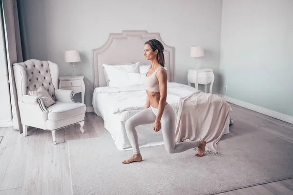 家庭のフィットネス 若いスポーティなフィットスリム女性は 自己隔離隔離隔離で寝室で朝のワークアウトヨガの演習を行います Covid 19のコンセプトは 安全な家庭での生活を促進することです 健康な体のライフスタイル — ストック写真