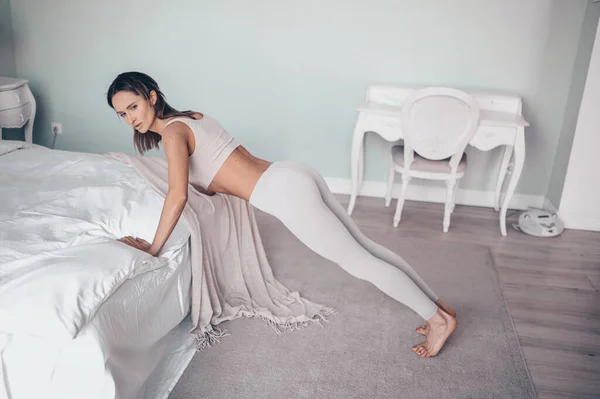 家庭健身 年轻的健美女子适合做早操瑜伽练习在卧室自我隔离隔离 Covid 19概念 提倡安全回家拯救生命 健康的身体生活方式 — 图库照片