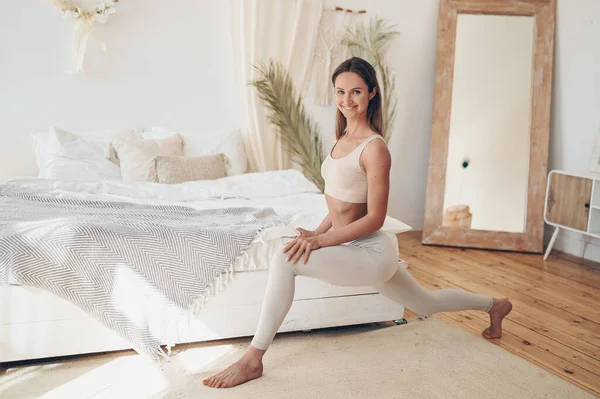 家庭健身 年轻的健美女子适合做早操瑜伽练习在卧室自我隔离隔离 Covid 19概念 提倡安全回家拯救生命 健康的身体生活方式 — 图库照片
