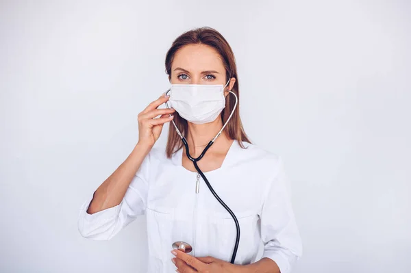 Kobieta Lekarz Pielęgniarka Nosząca Maskę Ochronną Stetoskop Sprawdzania Oddychania Profilaktyki — Zdjęcie stockowe