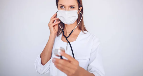 Ärztin Krankenschwester Mit Schutzmaske Und Stethoskop Zur Kontrolle Der Atmung — Stockfoto
