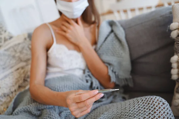 Mujer Enferma Irreconocible Máscara Protección Facial Sofá Con Manta Cómoda — Foto de Stock