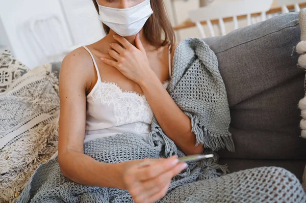 Mujer Enferma Irreconocible Máscara Protección Facial Sofá Con Manta Cómoda — Foto de Stock