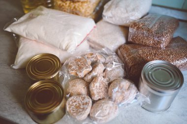 Fakir ya da yaşlı insanlar için çeşitli ürünler bağışlayın. Salgın koronavirüs gıda kıtlığı. Mutfak arka planında yiyecek bağışları ya da teslimat kavramı. 