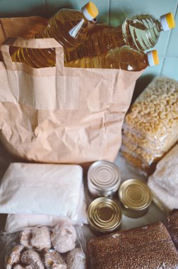 Fakir ya da yaşlı insanlar için çeşitli ürünler bağışlayın. Salgın koronavirüs gıda kıtlığı. Mutfak arka planında yiyecek bağışları ya da teslimat kavramı. 