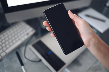 İç işlerinde akıllı telefon kullanan kadın eller, ofis masasında cep telefonu kullanan serbest çalışan iş kadını, akıllı telefon ve bilgisayar kullanarak evden çalışan. Uzaktan işçi karantinası