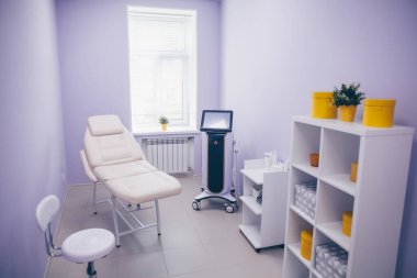 Kozmetoloji için tıbbi ekipman, lazer epilasyon makinesi, güzellik koltuğu. Güzellik kabinesi, güzellik salonu iç dekorasyonu.